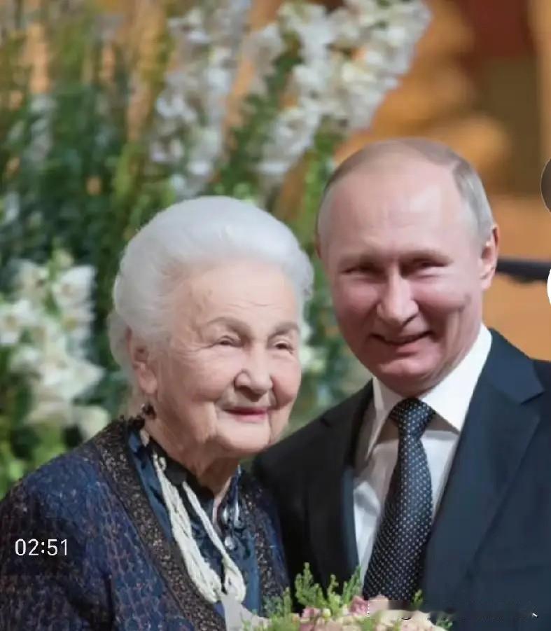 普京的母亲满头银发，满脸慈祥，真是一位伟大的母亲！正是她养育出了这么一位强硬不凡