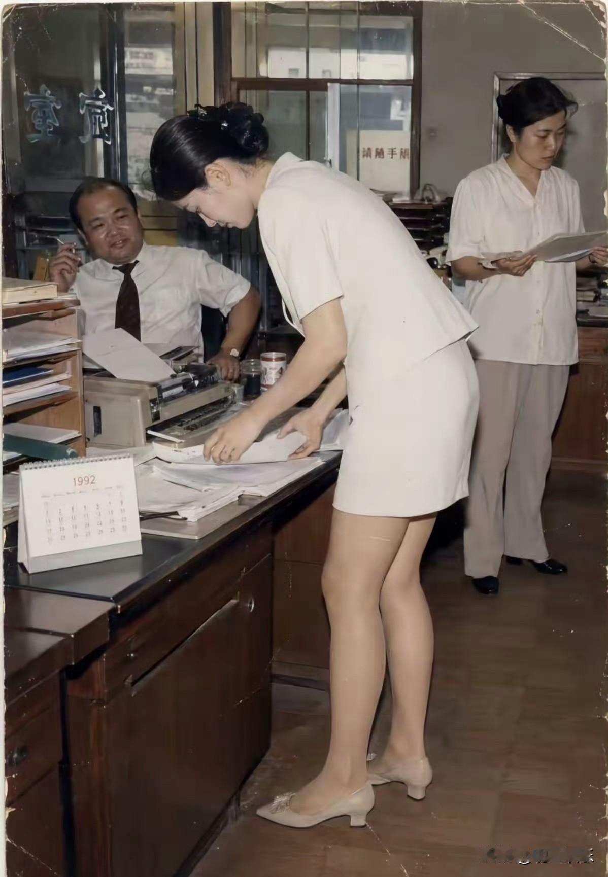 90年代，深圳的职场。
港方经理满眼的不友善吧？