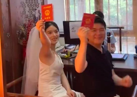 七夕领证爆出争议一幕，杭州97年男生把婚前房存款全转给新娘，不留退路的爱情真的靠
