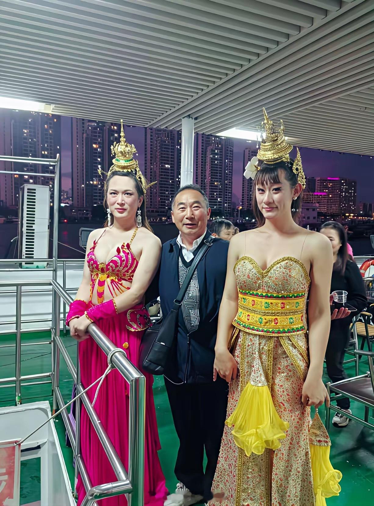 不得不说三个人长的好像！ 