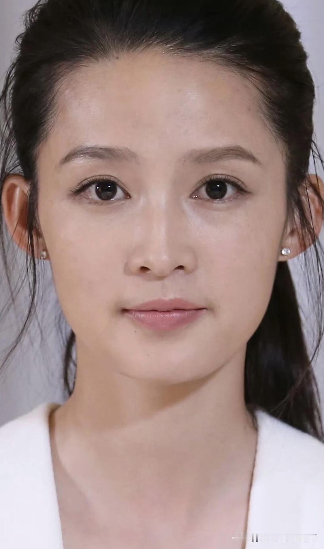 35岁的李沁素颜出镜，这颜值真的绝了，看起来是那么的自然舒服，一点医美痕迹都没有