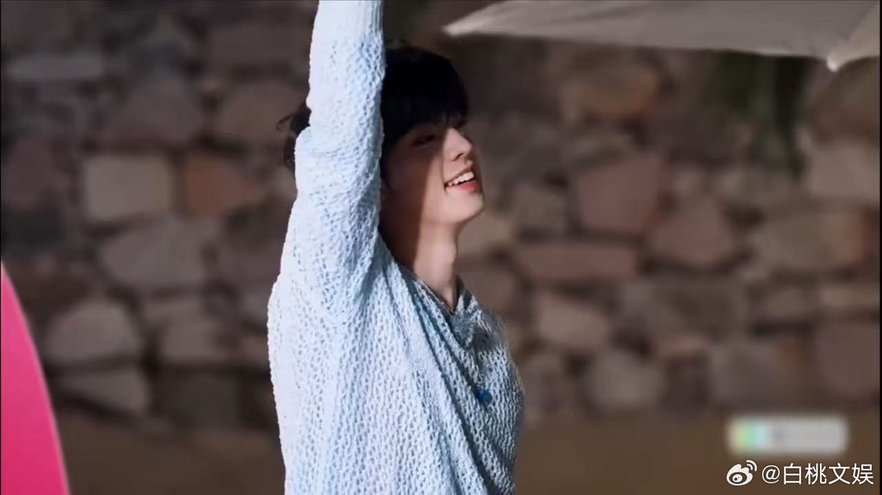左航跟李飞说再见，没搞笑没接梗，就红着眼说"我们有时候不是那么会表达"。平时话密