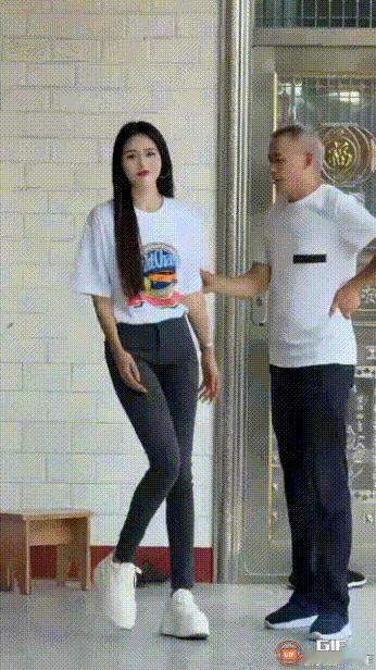 第一次相亲，老爸全程“监工”硬核提醒：闺女，稳住你的女神范儿！