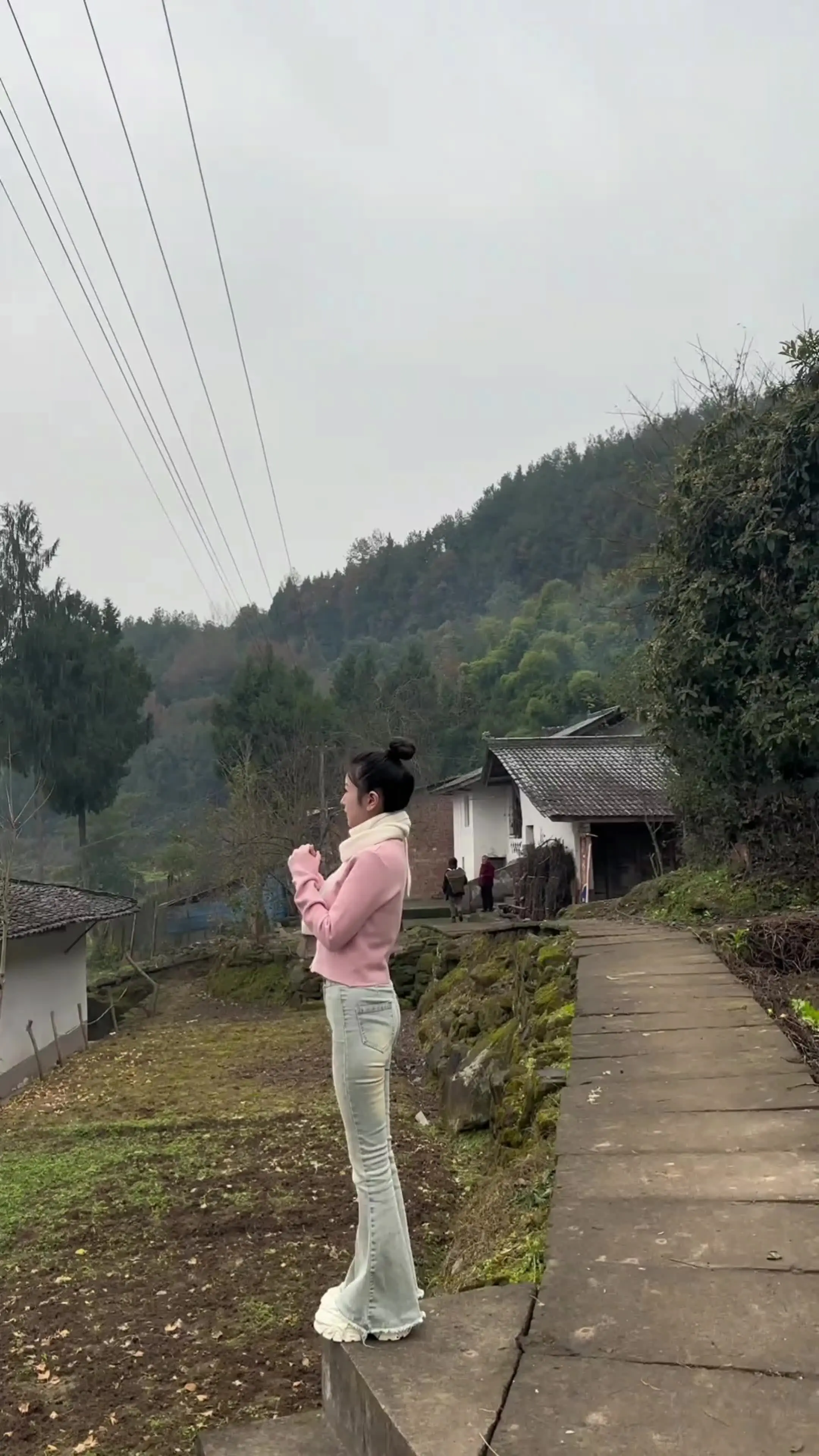 老表 以前的小芳辫子长又长 现在的小芳要车又要房