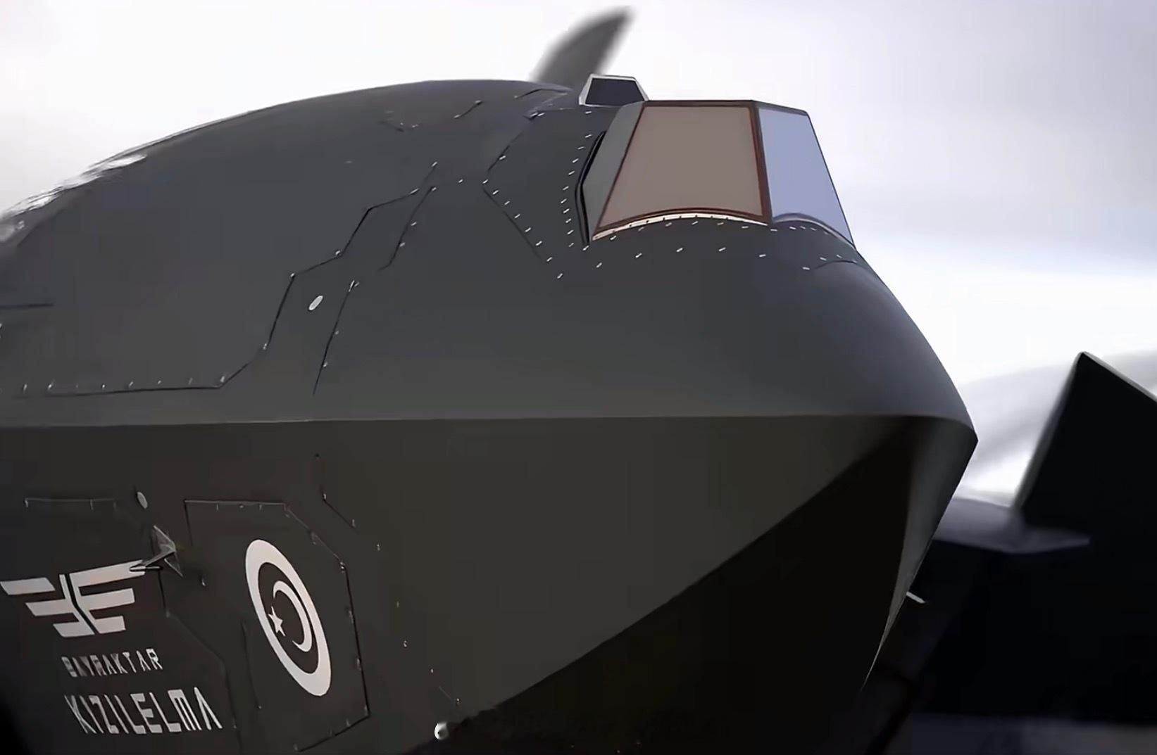 土耳其红苹果无人机测试了装在机头上方的IRST，这个传感器主要用于对空探测。该机