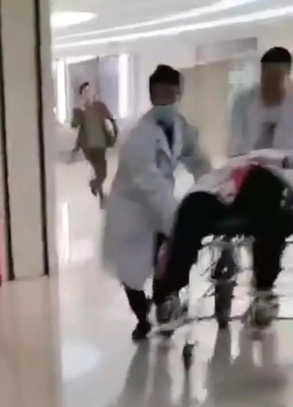 突发！云南持刀嫌疑人混入某地形复杂工地！现在已经被警察抓获，男子被抓时，手里拿着