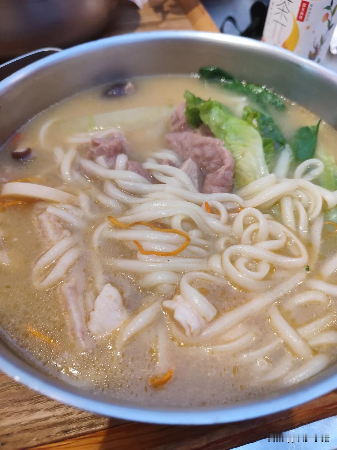 上火吃什么？吃麻辣烫吧。吃麻辣烫？那不更要命啊？不是让你吃辣的，是吃清补凉的。麻