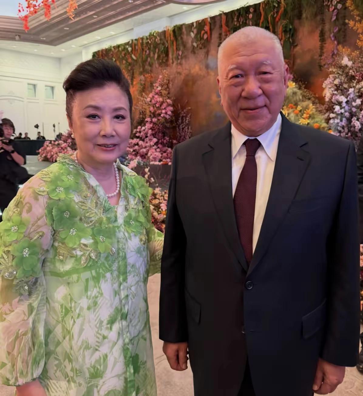 何猷君的婚礼其实也同受外界重视的， 不是长子，可是何厚铧也去了。很多豪门子女的婚