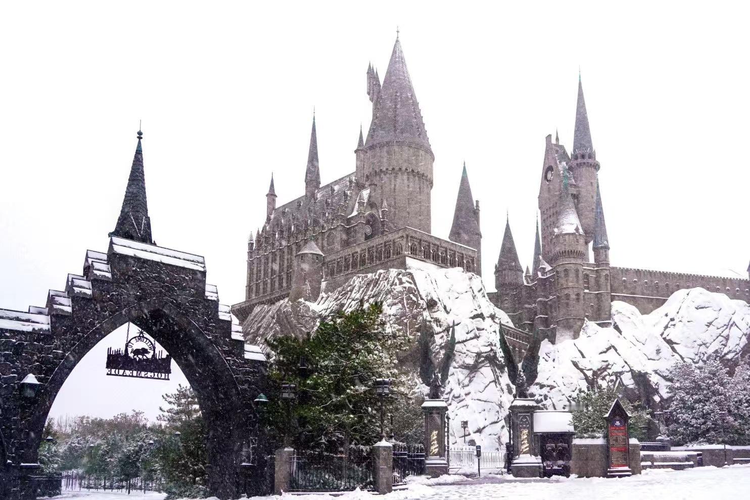 今日大雪 好适合去霍格沃茨看雪景。 