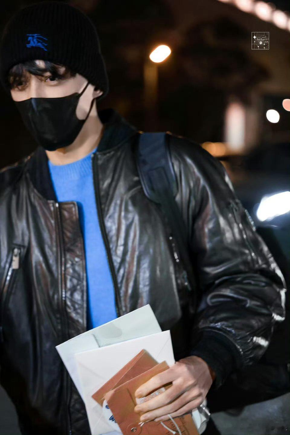 吴磊哥味是一种感觉 救命！吴磊深夜机场这身太绝了！黑色皮衣搭配冷帽，潮酷又带感，