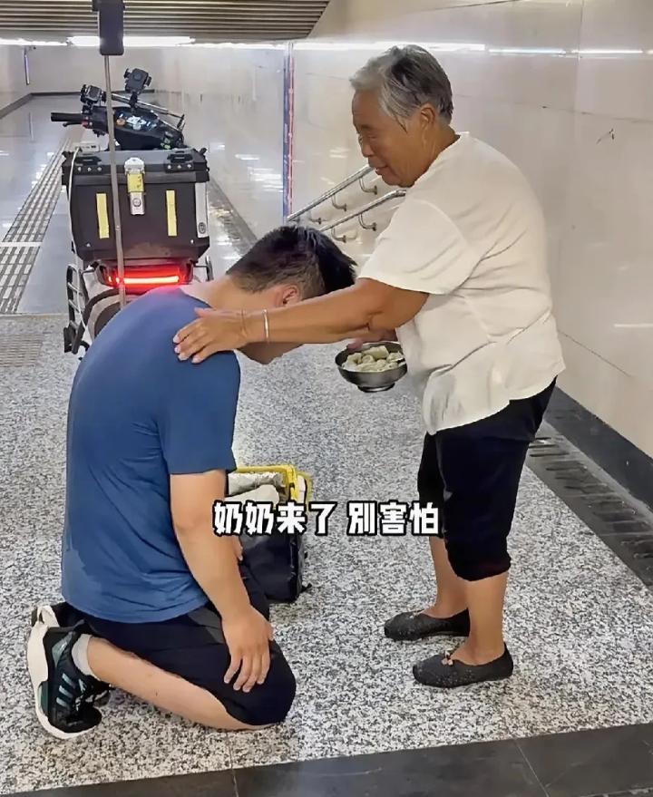 泪目了！河南，男子开车路过高速路口，看见一个头发花白的奶奶在太阳底下拦车，男子上