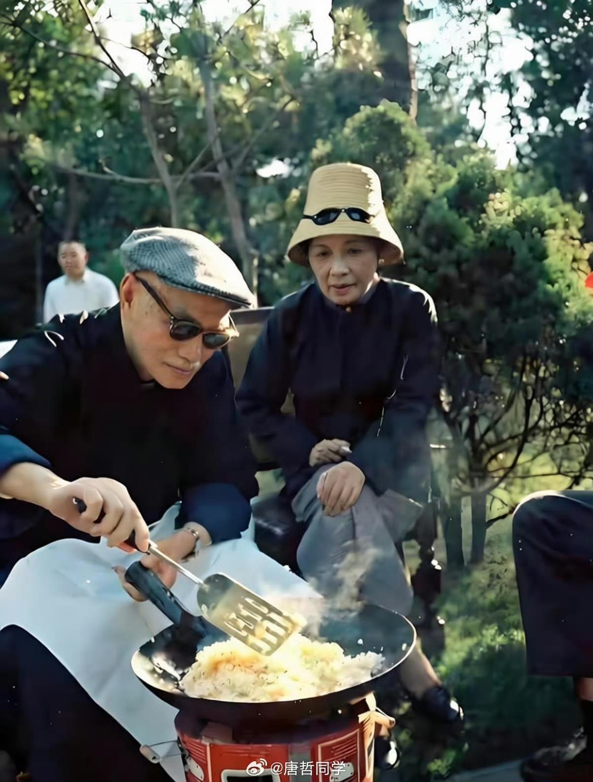 蒋介石，除了打仗不行，治国不行，其他的都会一些，而且都比打仗治国强上一百倍！
