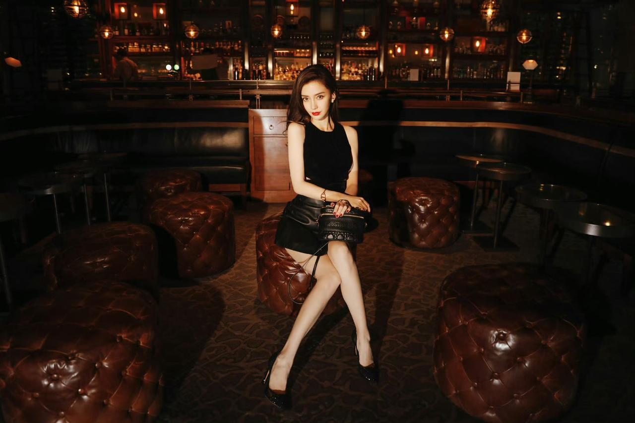 优雅酒吧之夜，红唇与黑裙的完美搭配🍷👠杨颖！！！