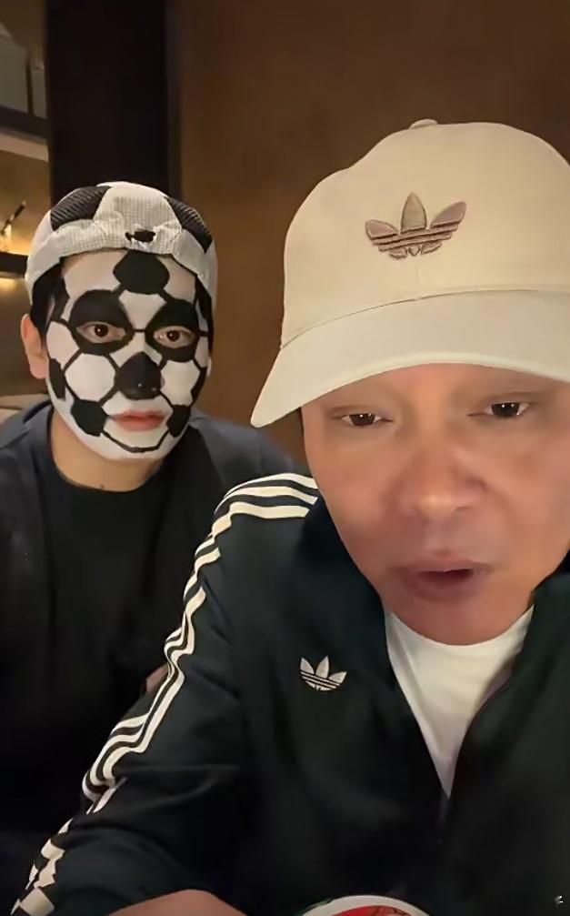绷不住了管泽元在范志毅直播间cos足球⚽️ 