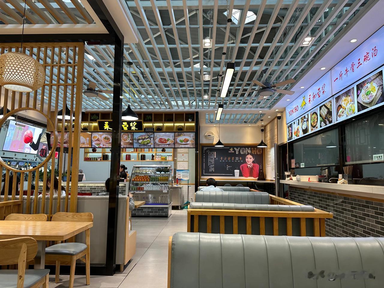 6点多就来济南遥墙机场赶飞机，在安检门外的一家永和豆浆餐厅要了一份早餐。一共花了