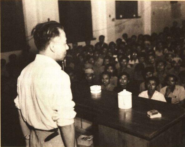 1950年9月，兼任马列学院院长的刘少奇在马列学院第二、三班开学典礼上讲话