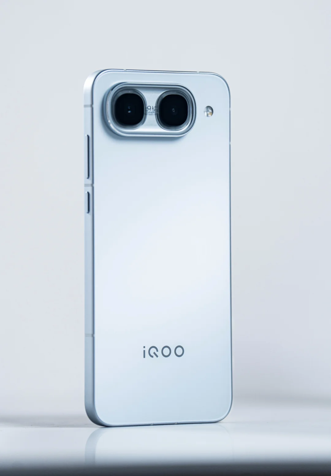 设计好看吗？iQOO Neo11 至尊版｜驰光白