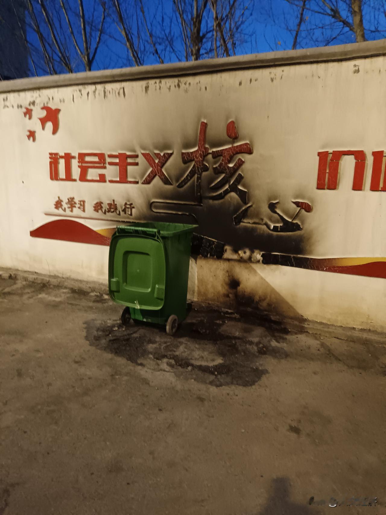 临近年关了，许多百姓家开始清理杂物，这本不该说三道四。但今天早上路过八中门口，在