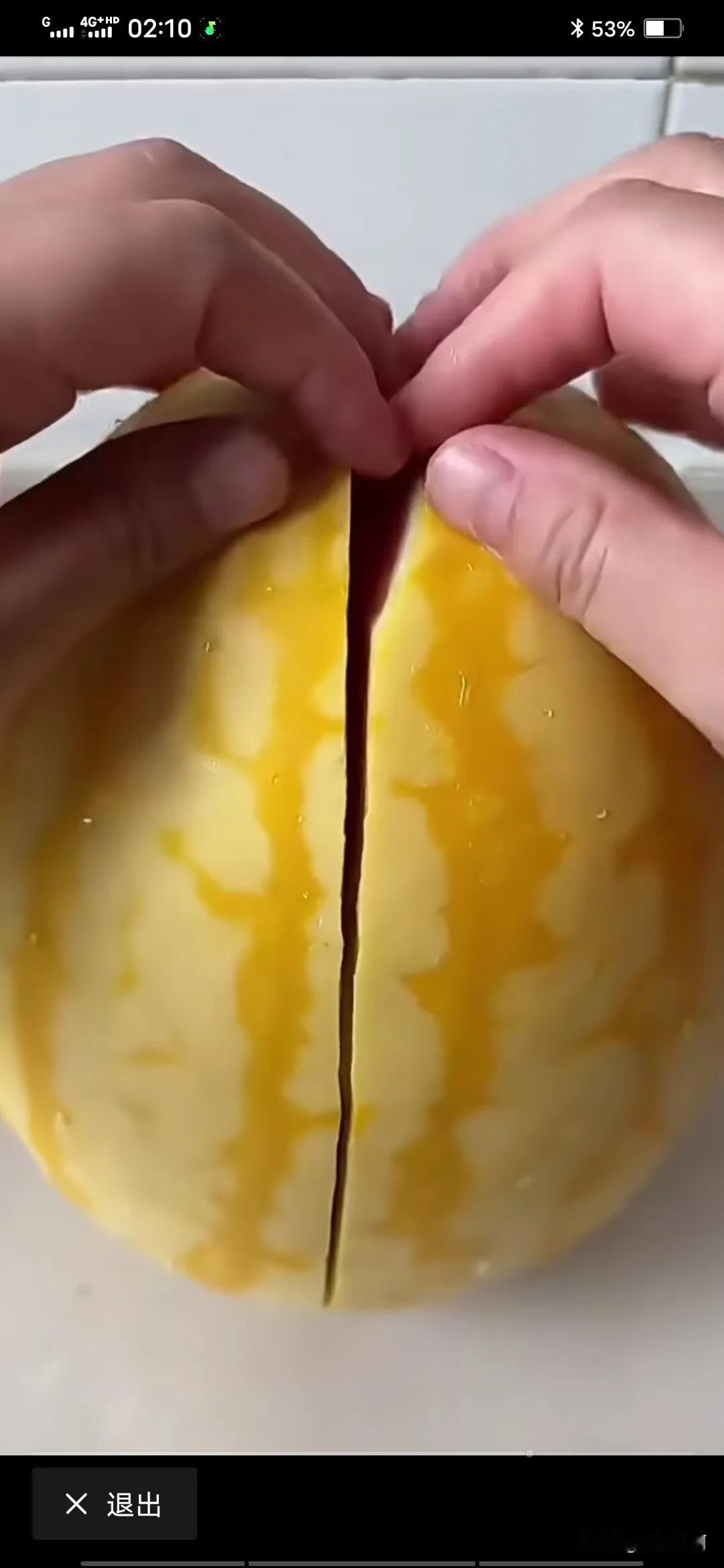 快吃了半辈子西瓜了，头一回见这种黄皮儿的瓜。黄皮西瓜是通过传统杂交育种培育的非转