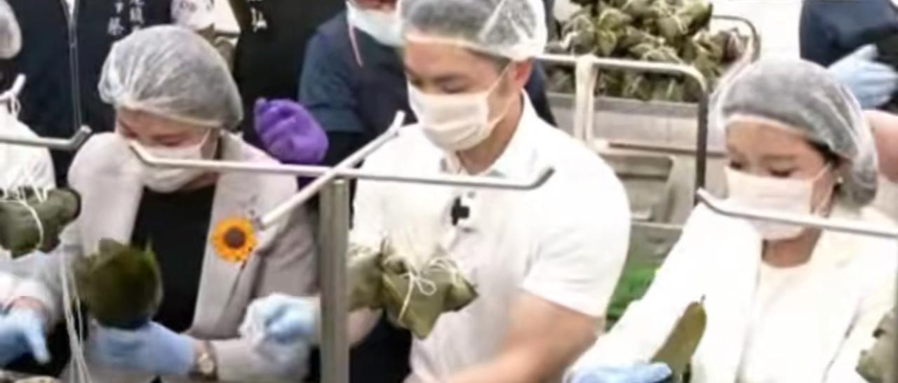 台北市长蒋万安在赶赴云林县参观一家粽子生产厂商时与云林县长张丽善以及国民党立委张