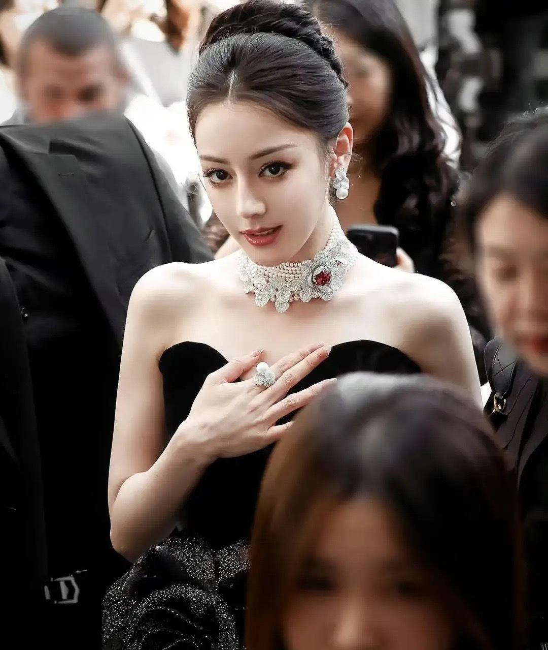 迪丽热巴从九月份就开始不舒服了迪丽热巴从2025年9月初出感冒后就一直没好，在活