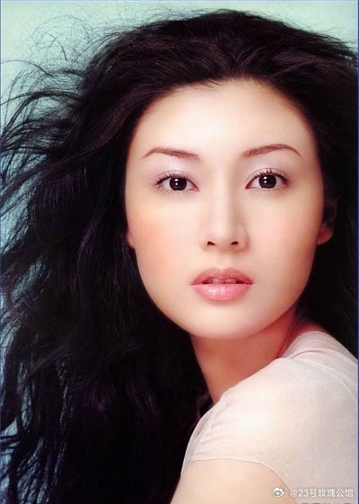 55岁的李嘉欣脸上也有了岁月的痕迹，不过大美人就是大美人，五官还是很漂亮很有气质