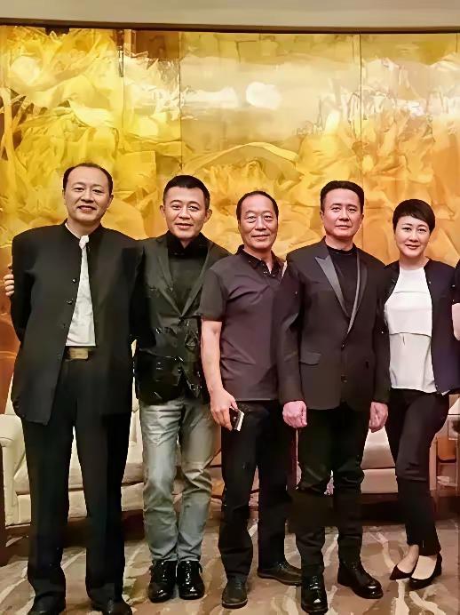四男一女
你们认识吗？
我只认识其中一位，他就是最高的，他继是军人，又是演员，可