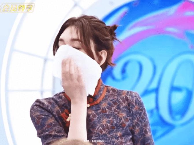 被姐姐可爱到！塞鼻孔都这么灵动，脑子还转得飞快李小冉我就剩这点脑子了 李小冉出走