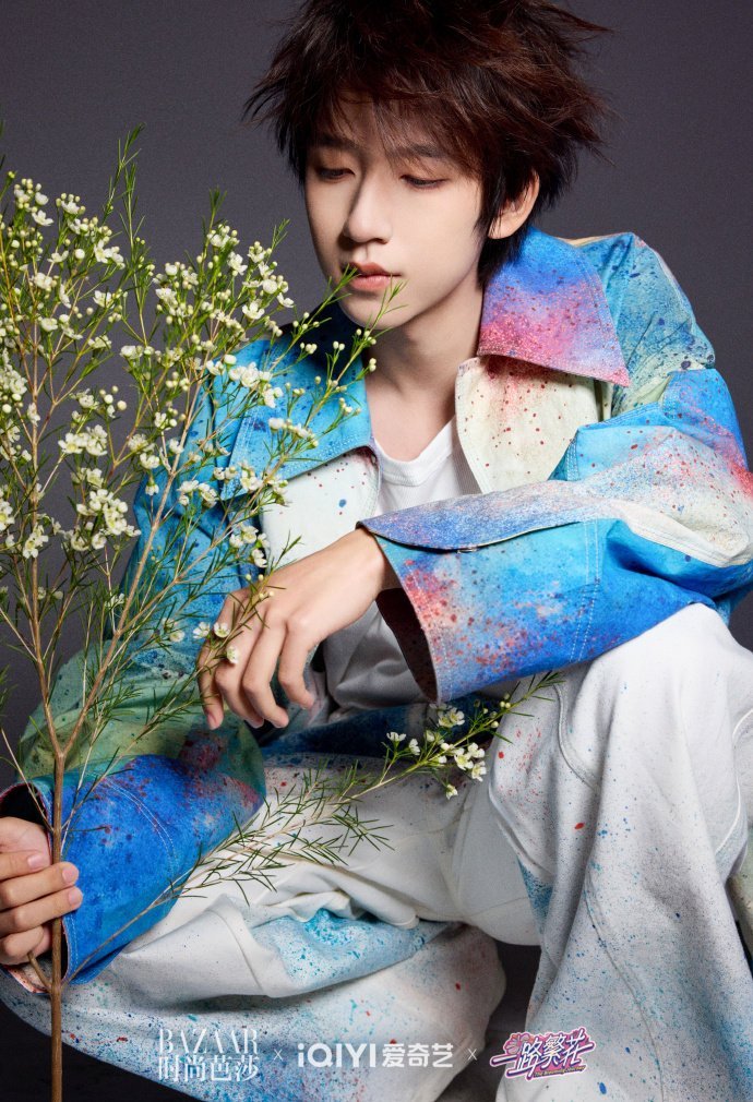 贺峻霖不语只是一味硬帅  贺峻霖不语只是一味硬帅，这一路繁花大片，我看看是谁还没