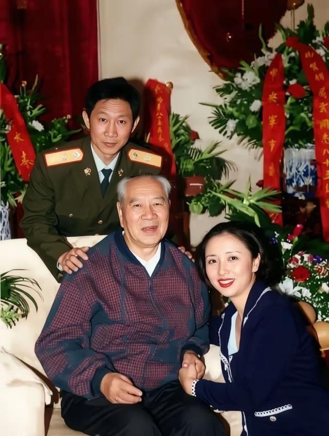1998年，85岁杨成武刚过完大寿，儿子杨东明儿媳秦畹江陪同合影。
1998年杨