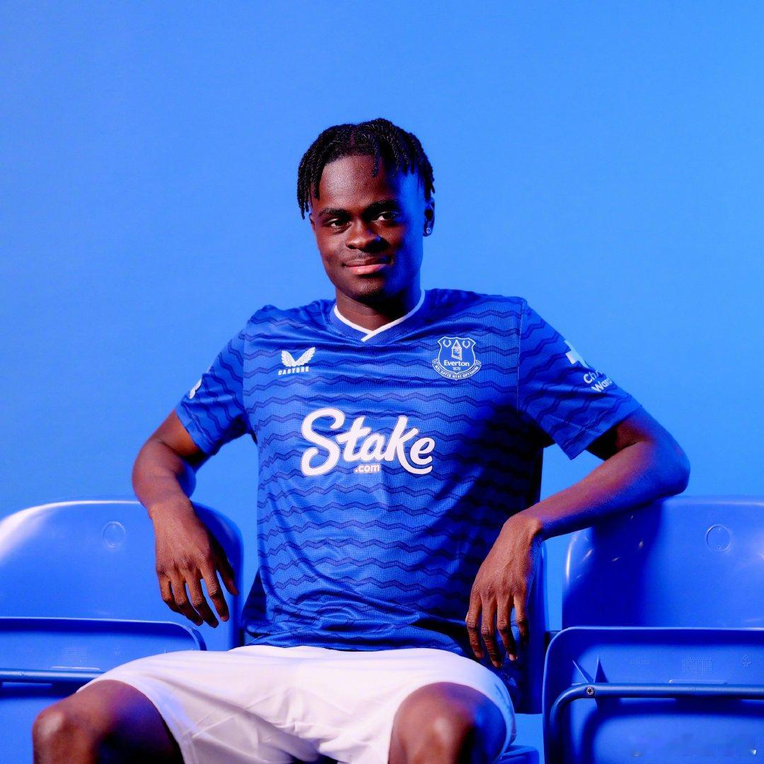 【官方】切尔西从白学堡召回20岁后卫马马杜-萨尔，并将20岁阿根廷后卫安塞尔米诺