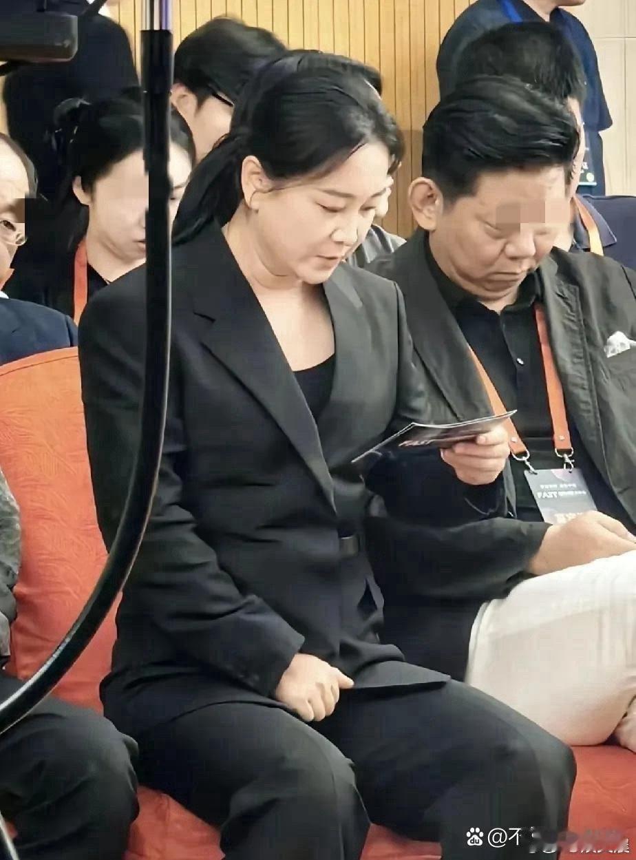 贾玲不是胖回去了，是整个人更壮实、更有力量感，状态看着健康又舒展，特别有精气神～