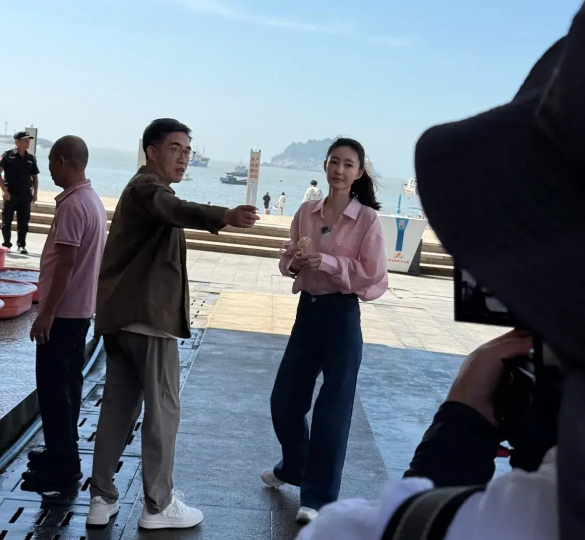 王丽坤海边拍摄路透，穿着简单也很显眼气质出众，不愧是素颜女神！ ​​​