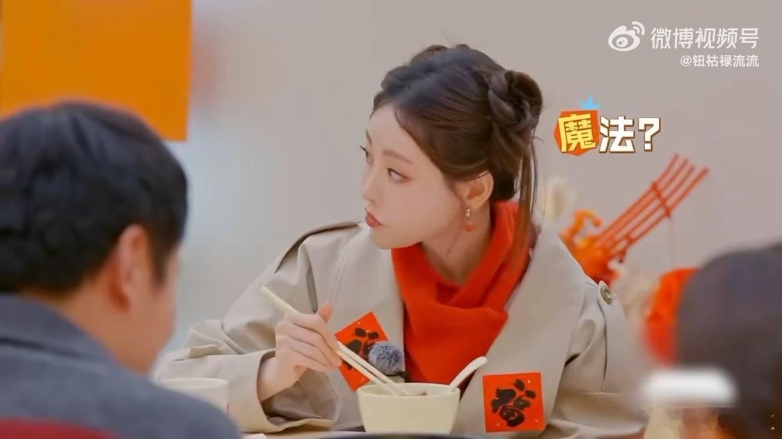 原来明星回家也逃不过催婚明星在外再光鲜，回家照样被催婚，高叶直接说出了大家的心声