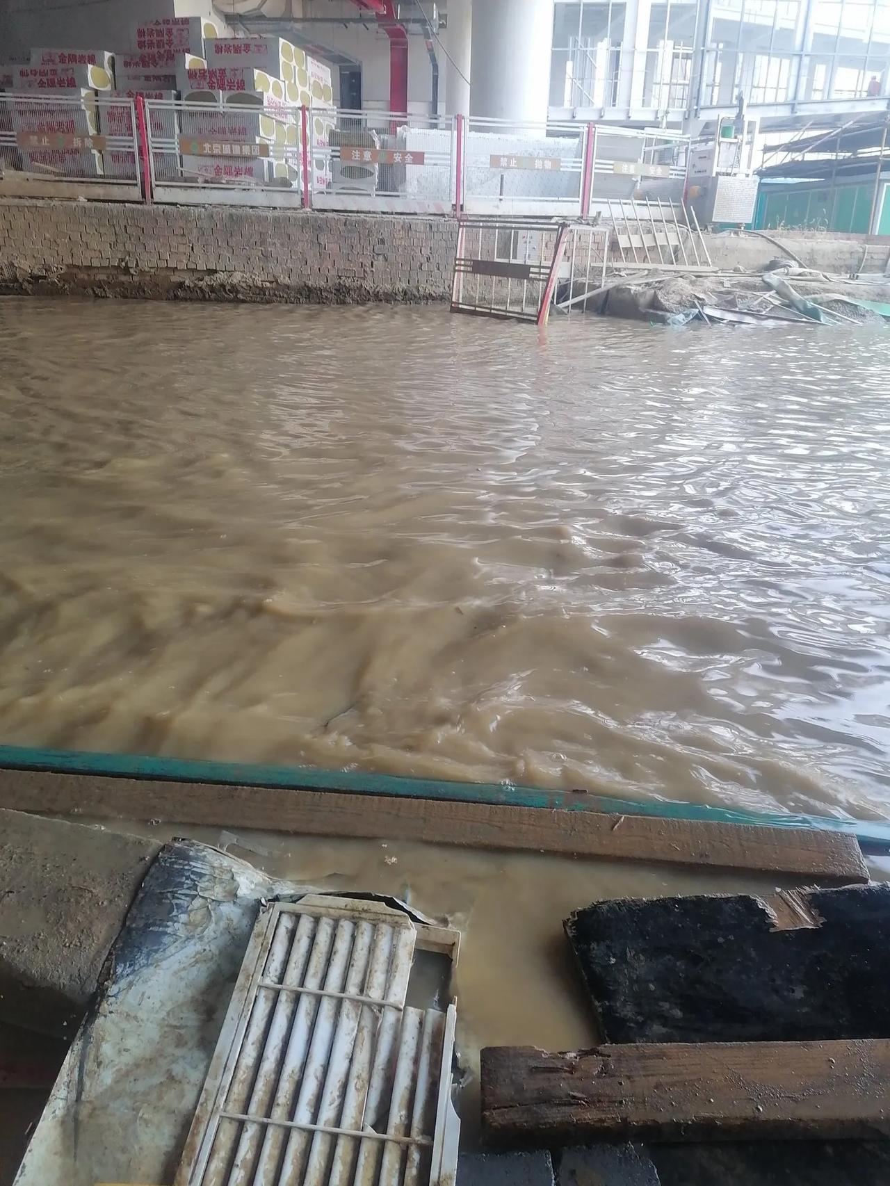 大家好，我是水电工星仔，你信吗？我在做的工地蹲坑没门还能看波涛