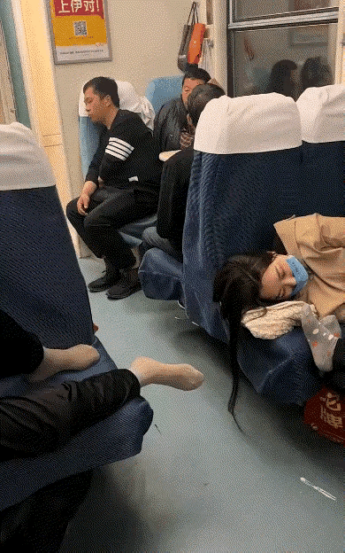 强烈要求绿皮火车，改进成座椅一个方向，面对面坐着真的太尴尬，那是五六十年代的产物