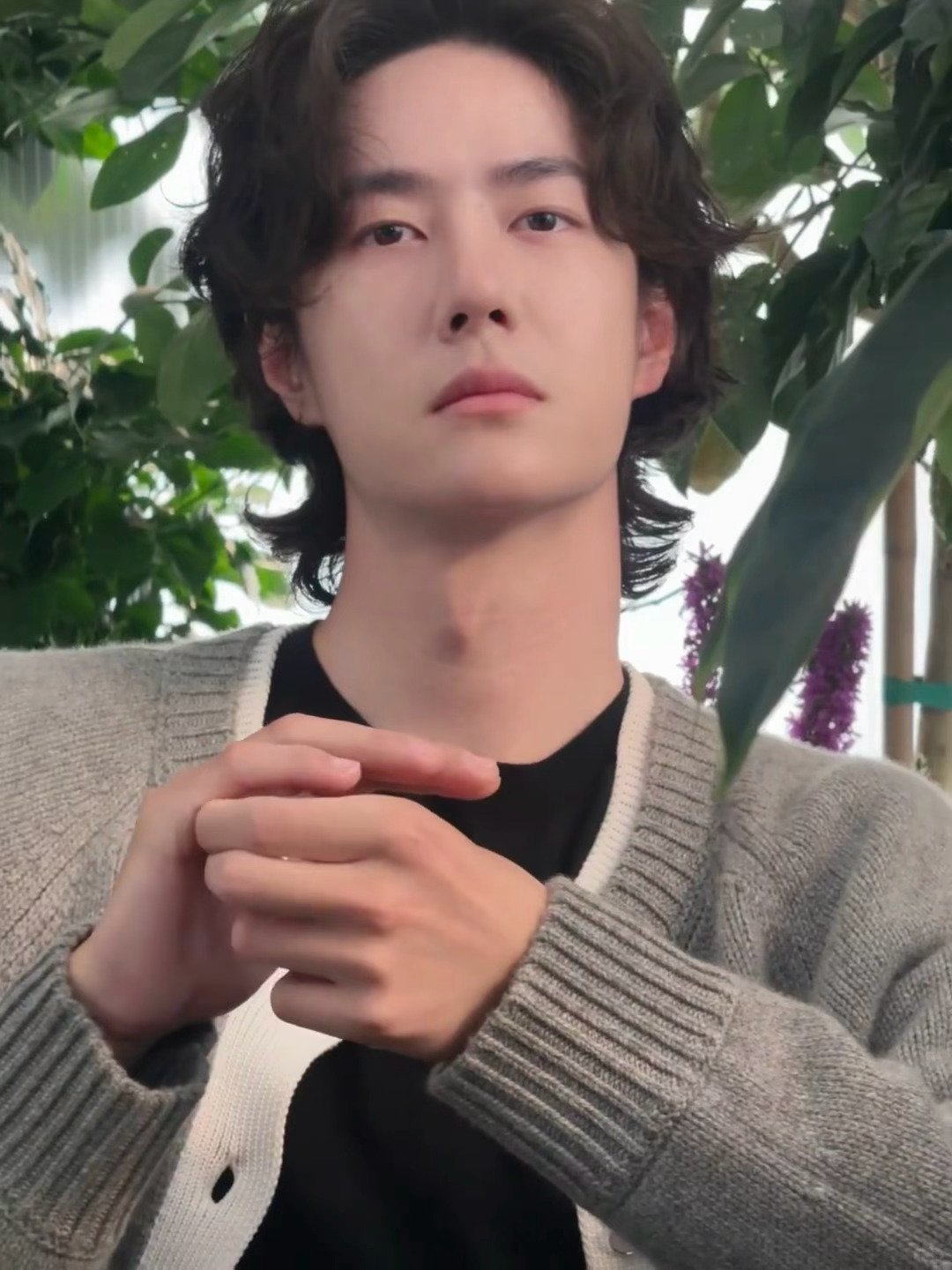 王一博这手手真的太漂亮了 然后在配上这权威的脸 