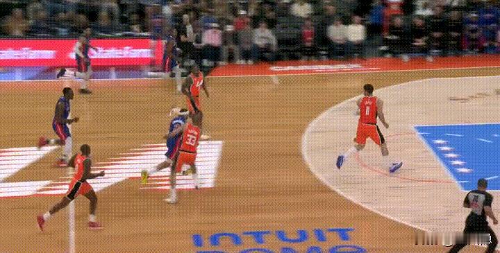 你见过31岁老将追着21岁状元钉板大帽吗？
康宁汉姆快攻起跳那瞬间，右手已经瞄