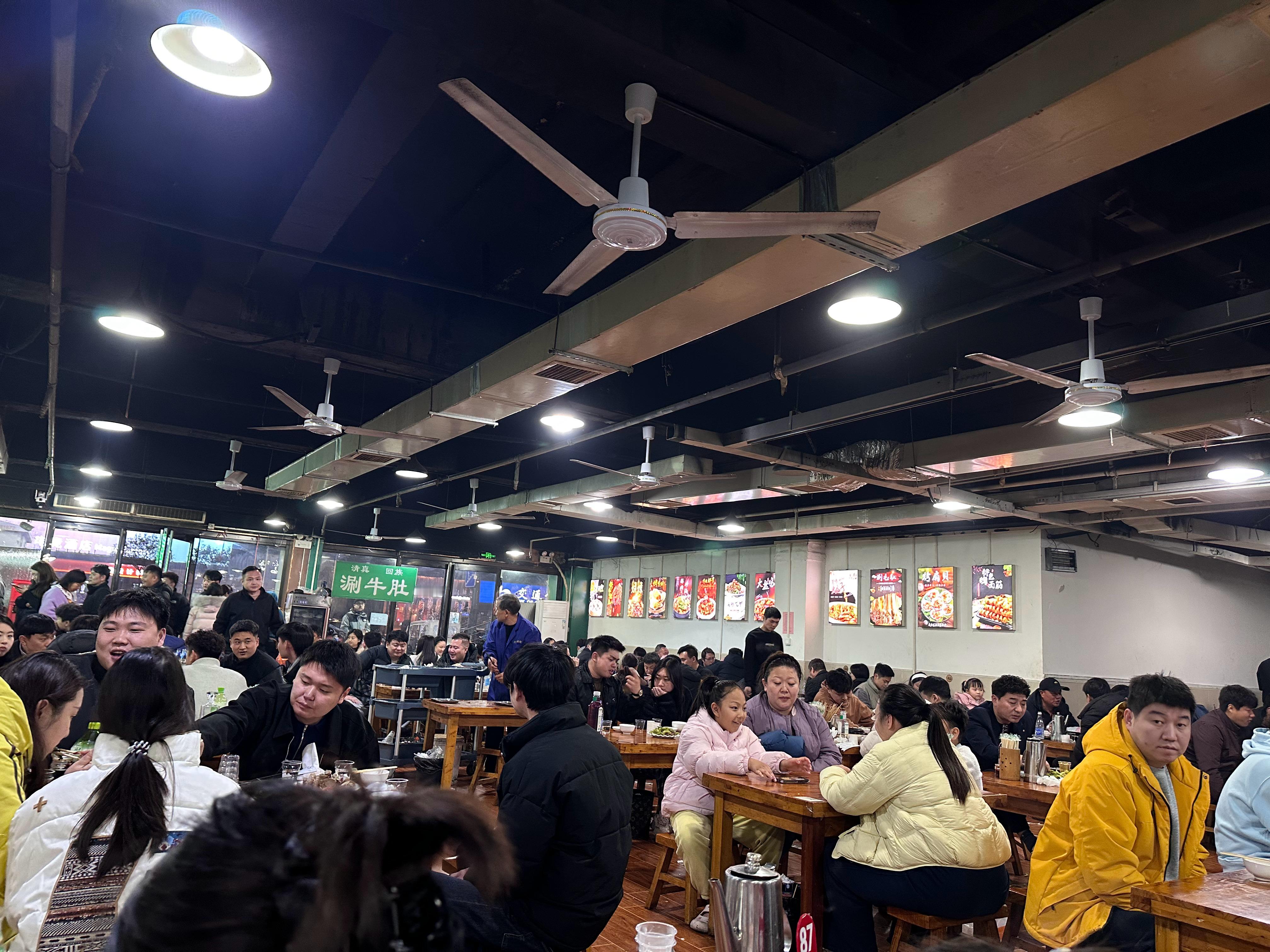 这家烧烤太火爆了 