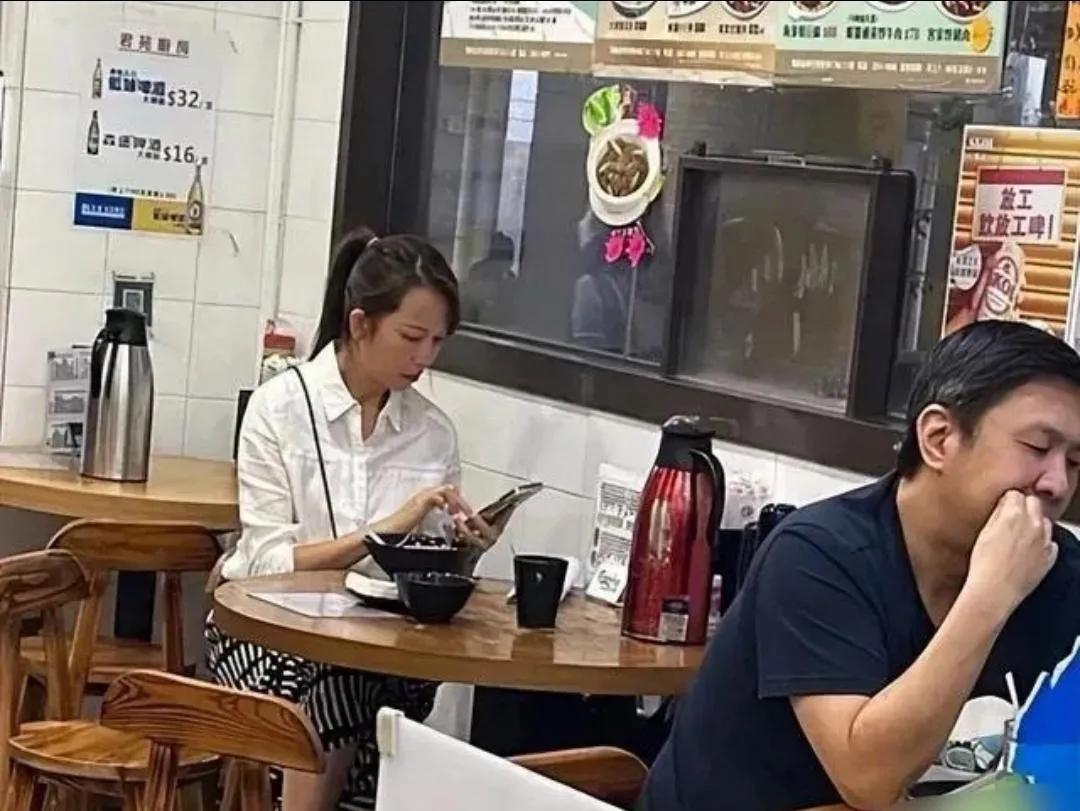 蔡少芬？香港的明星真接地气，很真实
#港星生活分享# 
#蔡少芬漂亮吗# 
#港