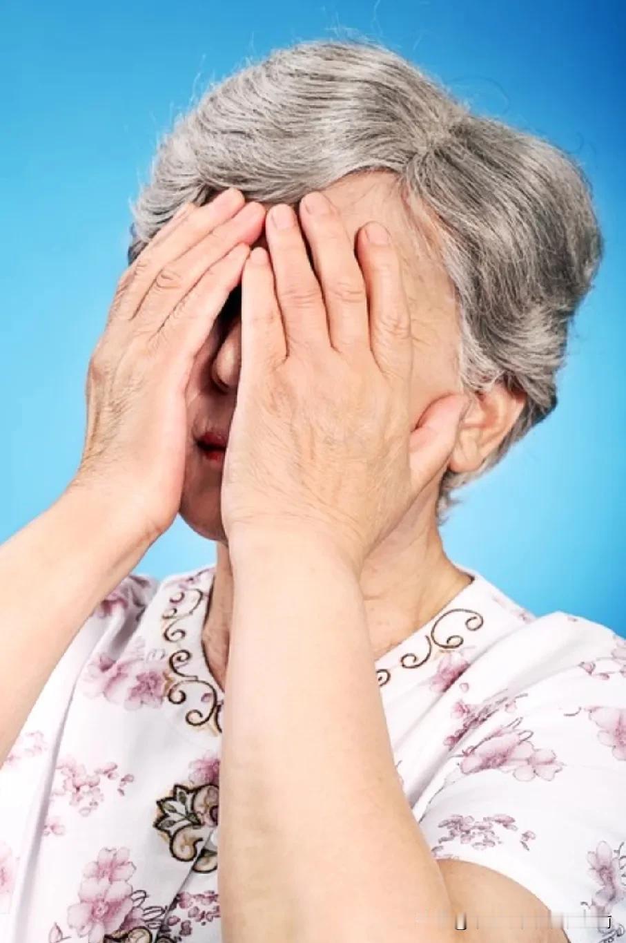 小区里的李阿姨，今年65岁，一辈子都在为儿女活。
年轻时舍不得吃，舍不得穿，一块