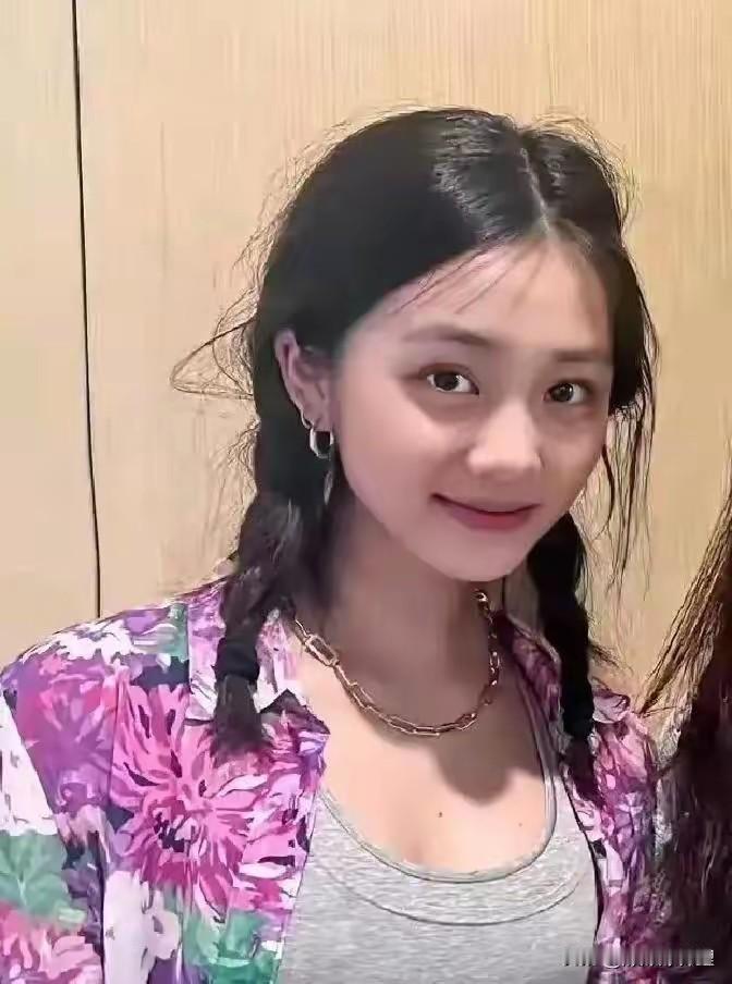 黄多多一条喂鸽子的视频又把大伙整破防了。

素颜穿个卫衣在华盛顿广场溜达，宿舍窗