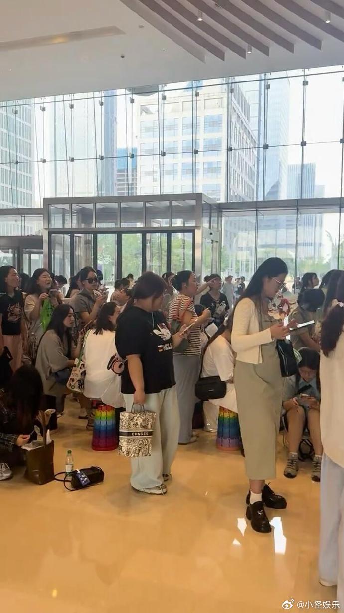 丁禹兮苏州活动线下人气下午2点开始 有兴趣的可以多关注丁禹兮新剧山河枕和南部档案