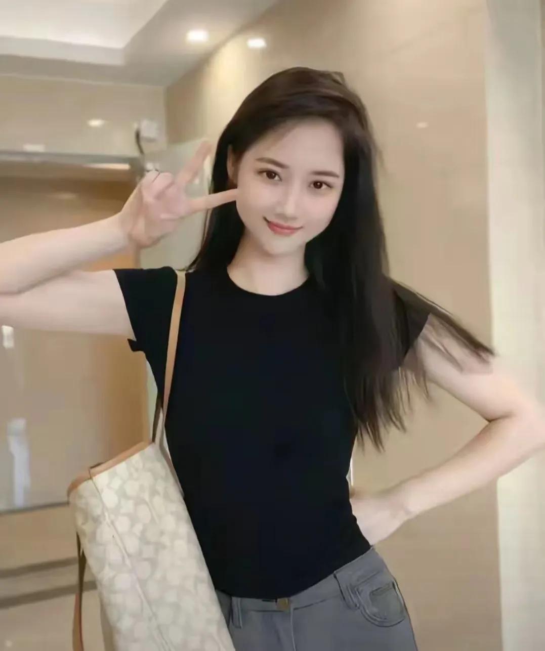 她，一个独身多年的女子，曾在大学的校园里，邂逅了一段短暂的爱情。然而，时光匆匆，