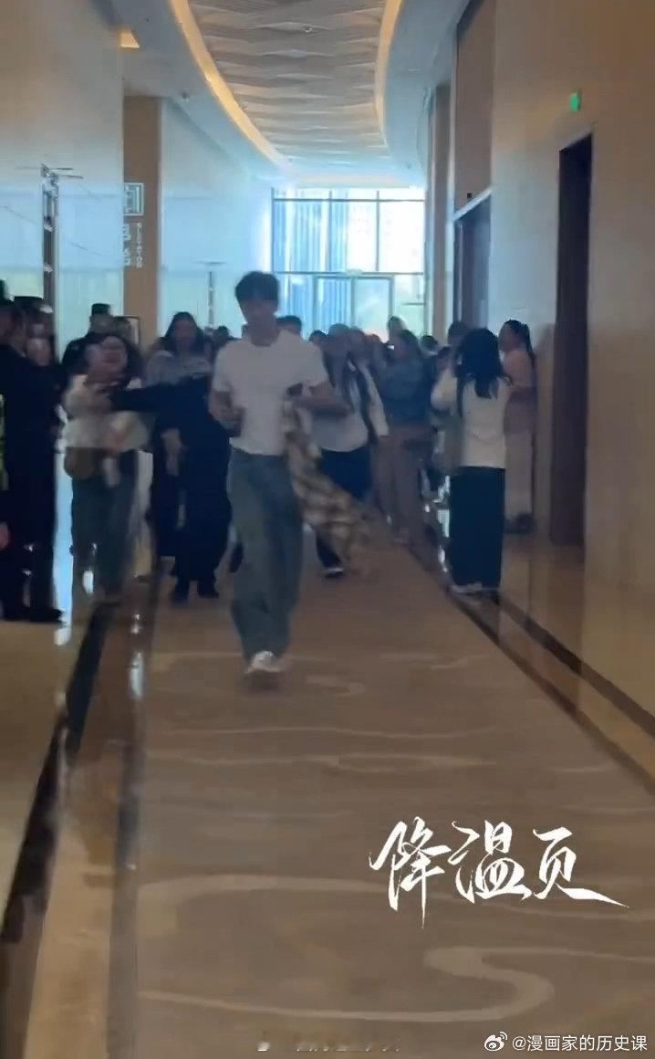 白举纲胡夏上演早高峰冲刺局 家人们，看《乐在旅途》南京站录制，白举纲胡夏迟到冲刺