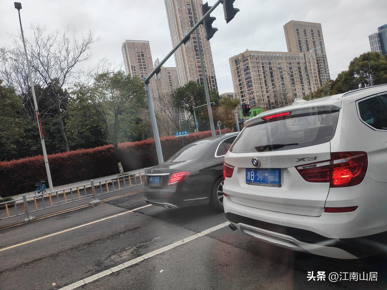 在宁波的大街上，除了绿牌的电车很多之外，蓝牌的BBA车型，也是很多的。仔细在公路