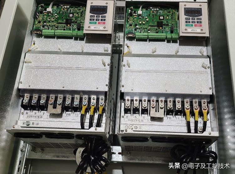 一位老铁分享了一张工业柜内变频器接线的照片，感叹绕线不易。他安装的控制柜里有两个
