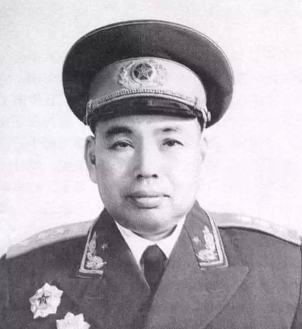 1937年许世友与毛泽东争执激烈，两人当场矛盾升级，毛坚定表示绝不会挂出免战牌！