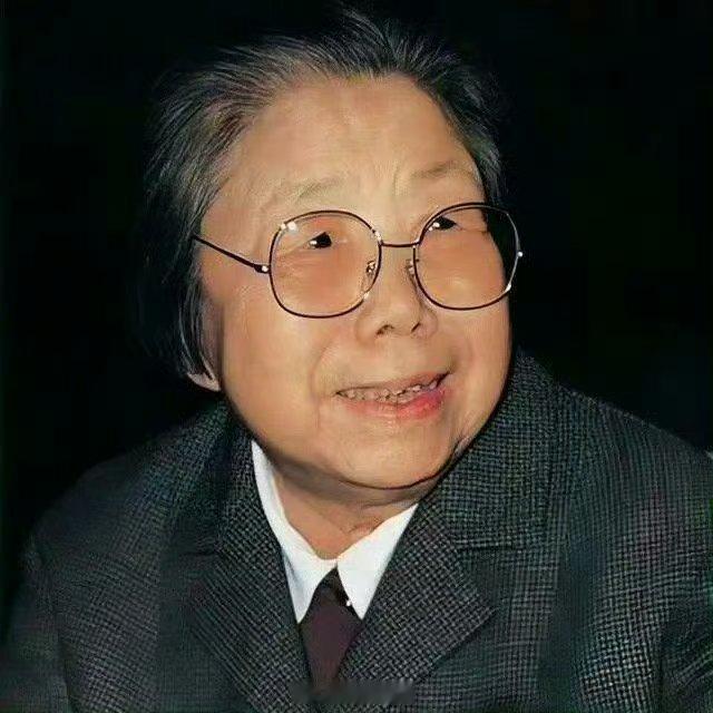 1992年7月11日，邓颖超同志因病于北京逝世。缅怀