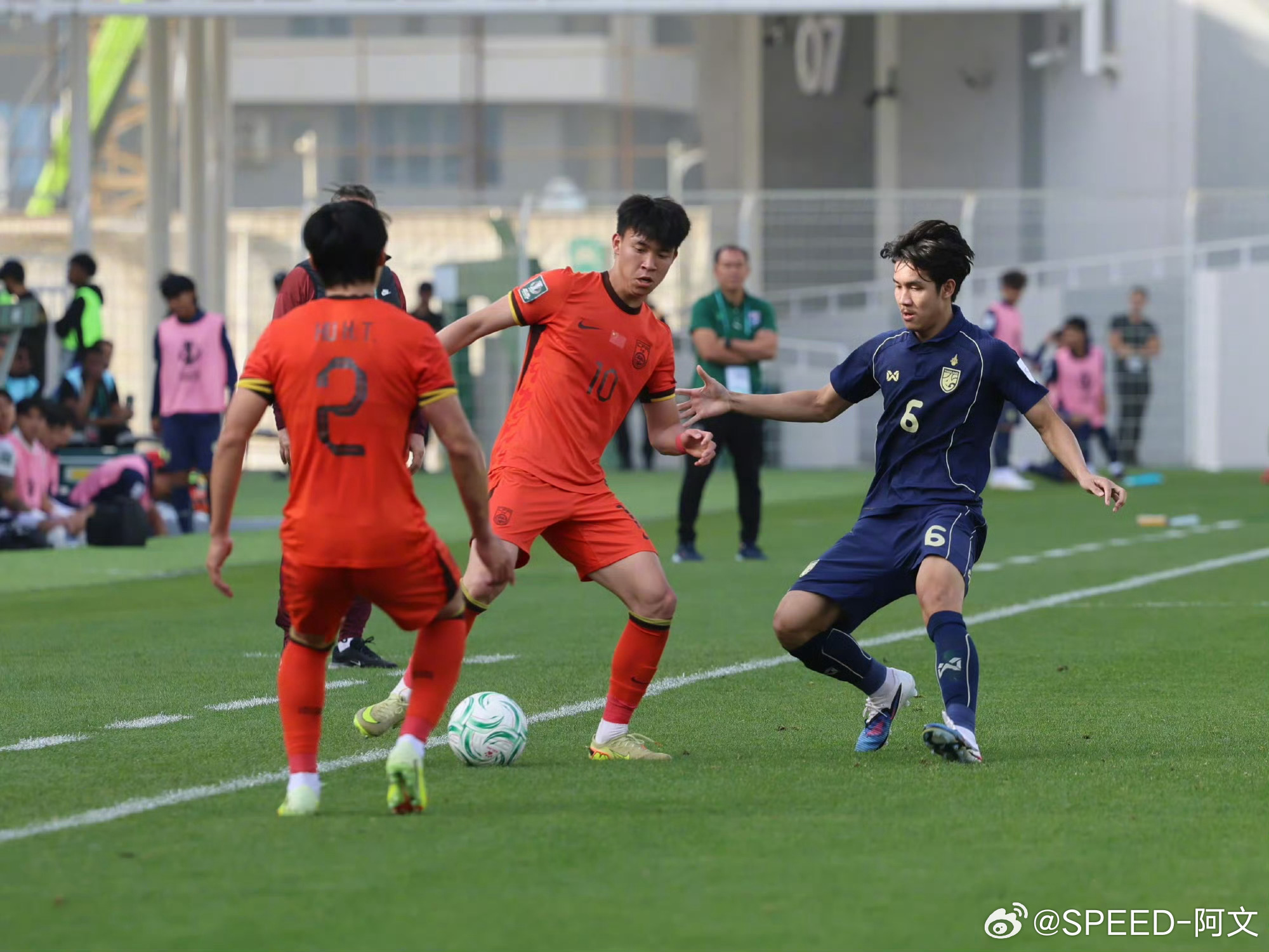 U23男足晋级淘汰赛创历史了！！！刚看了60分钟，和上一场对澳大利亚对比，这场明